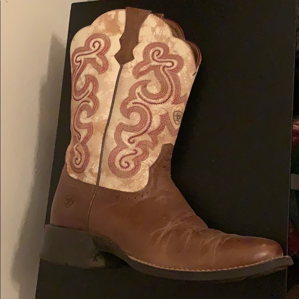 Women’s leather cowboy boot